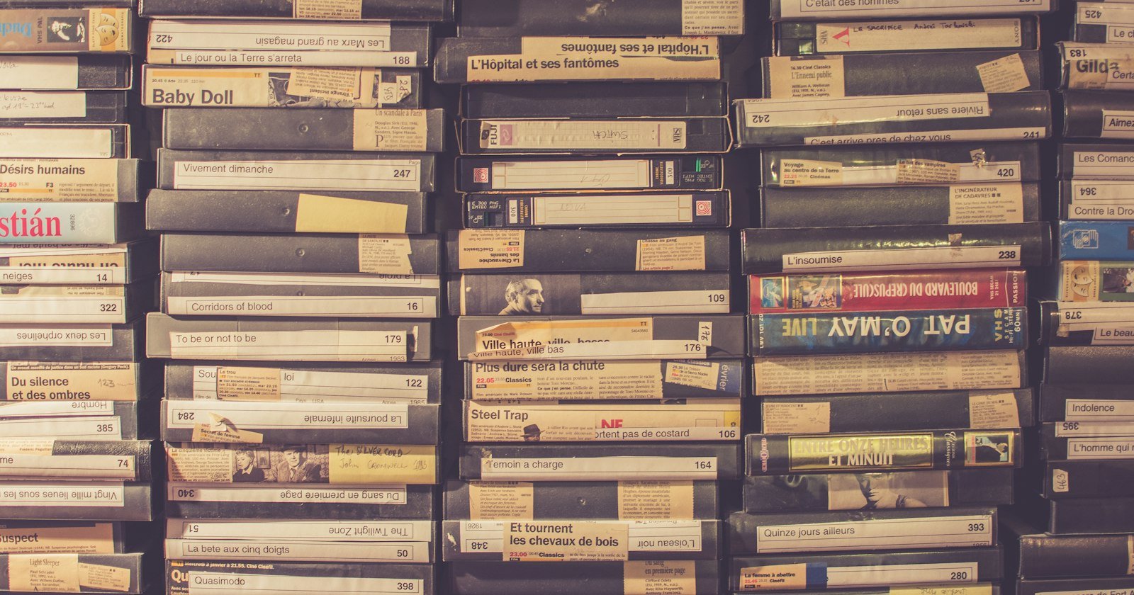 Montón de cintas VHS antiguas con vídeos familiares